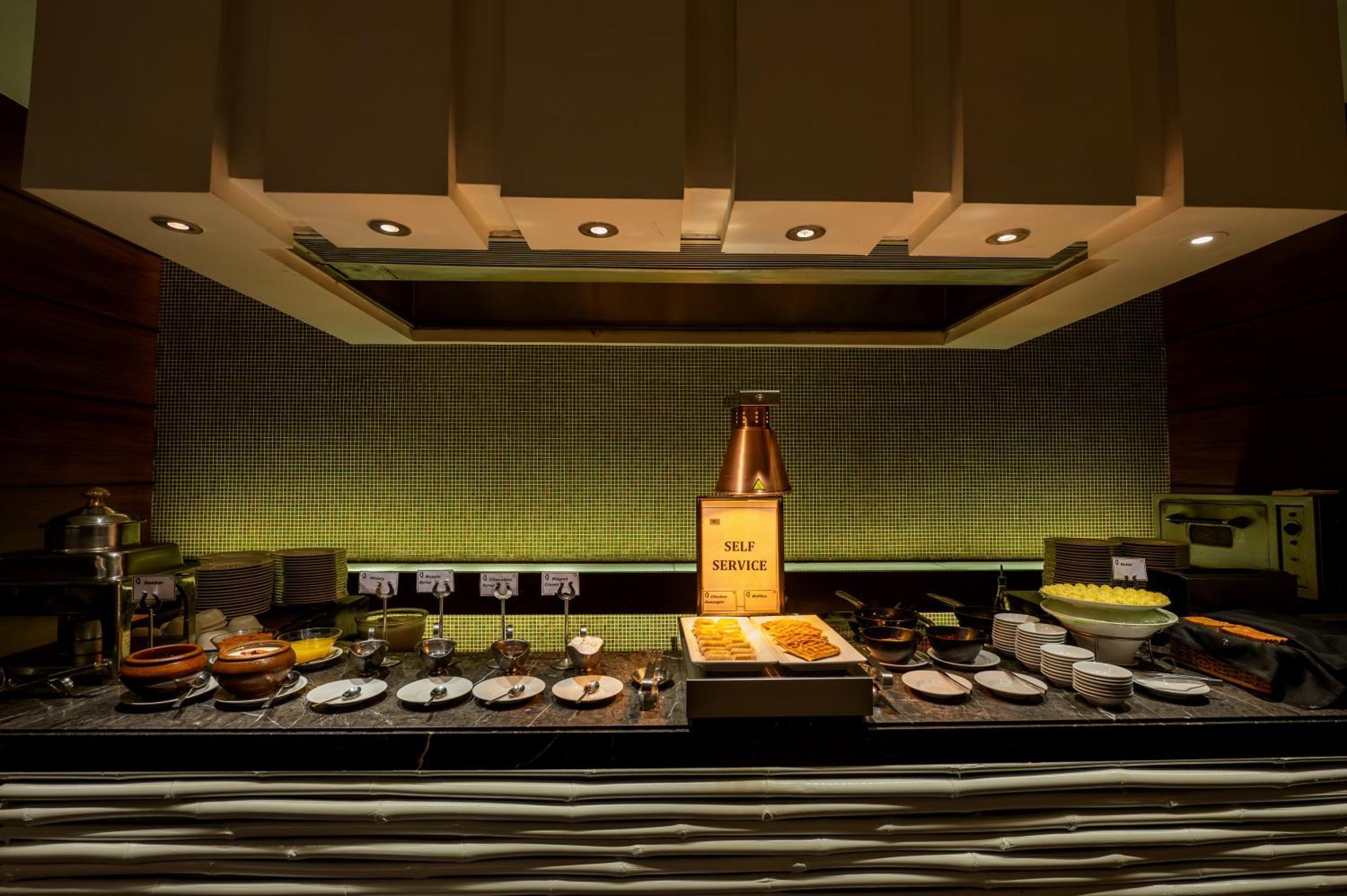 O Hotel Pune Exterior foto The buffet at the restaurant