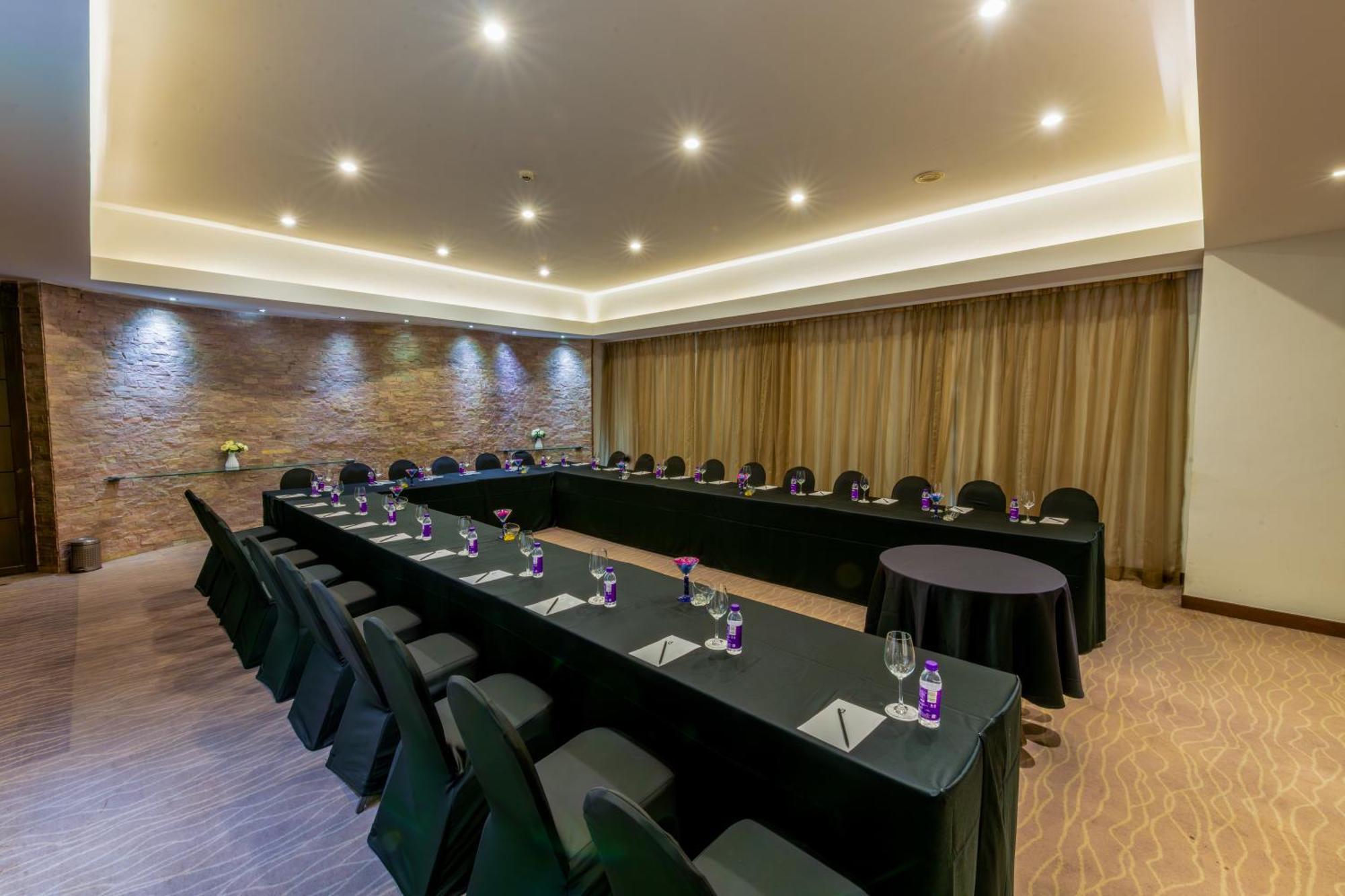 O Hotel Pune Exterior foto Meeting room at the hotel